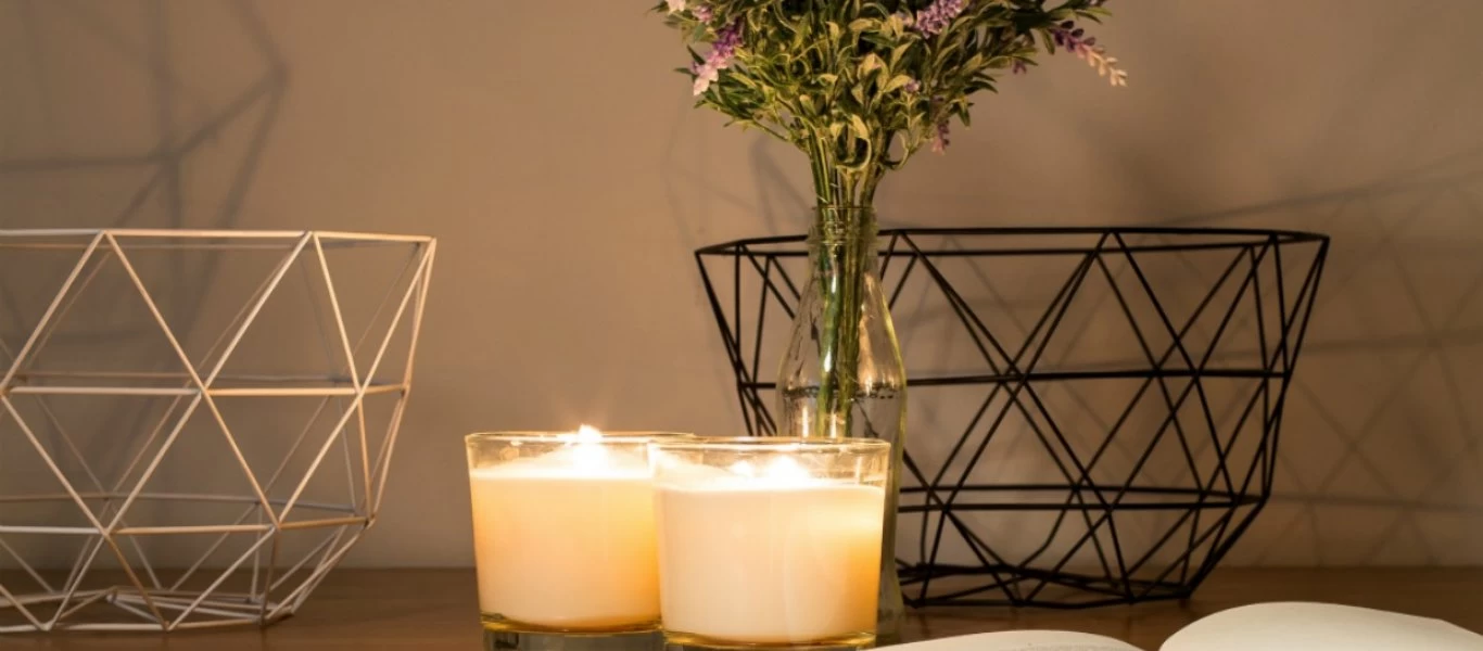 Παίρνει ένα βάζάκι από καμένο κερί και το βάζει στην κατάψυξη - Μόλις δείτε το λόγο το κάνετε και εσείς (βίντεο)